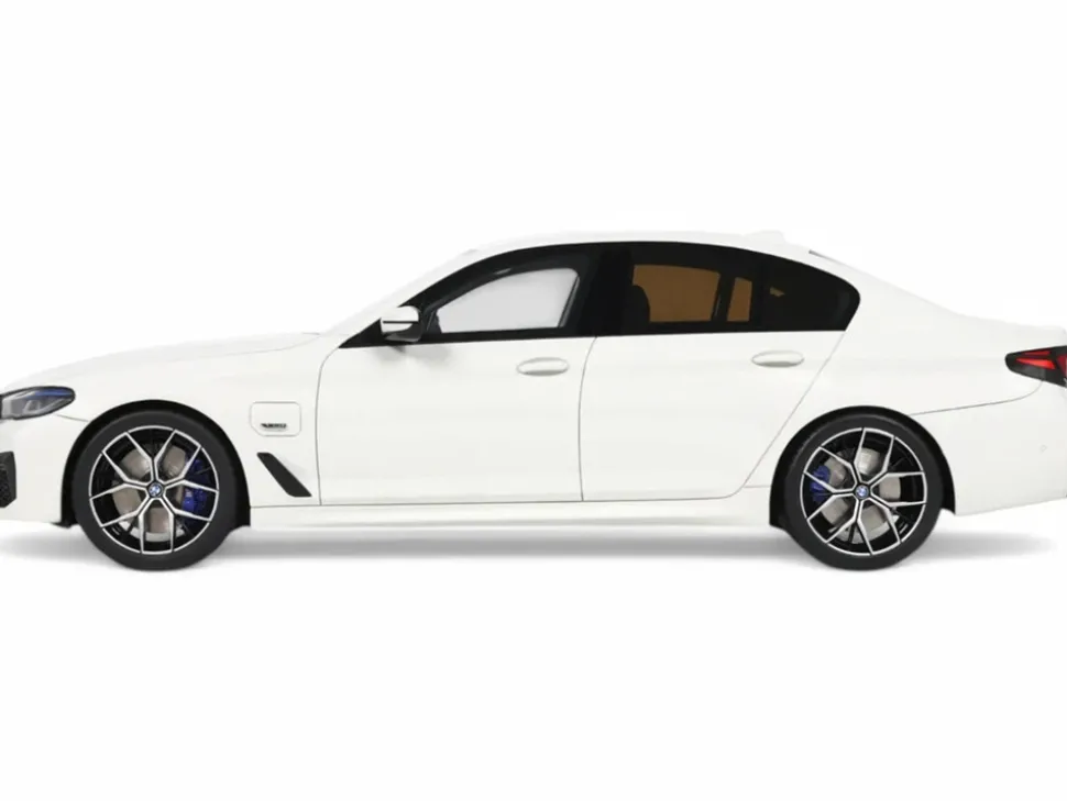 2023 BMW 545e xDrive M Sport Alpine White 1/18 Model Car by GT Spirit