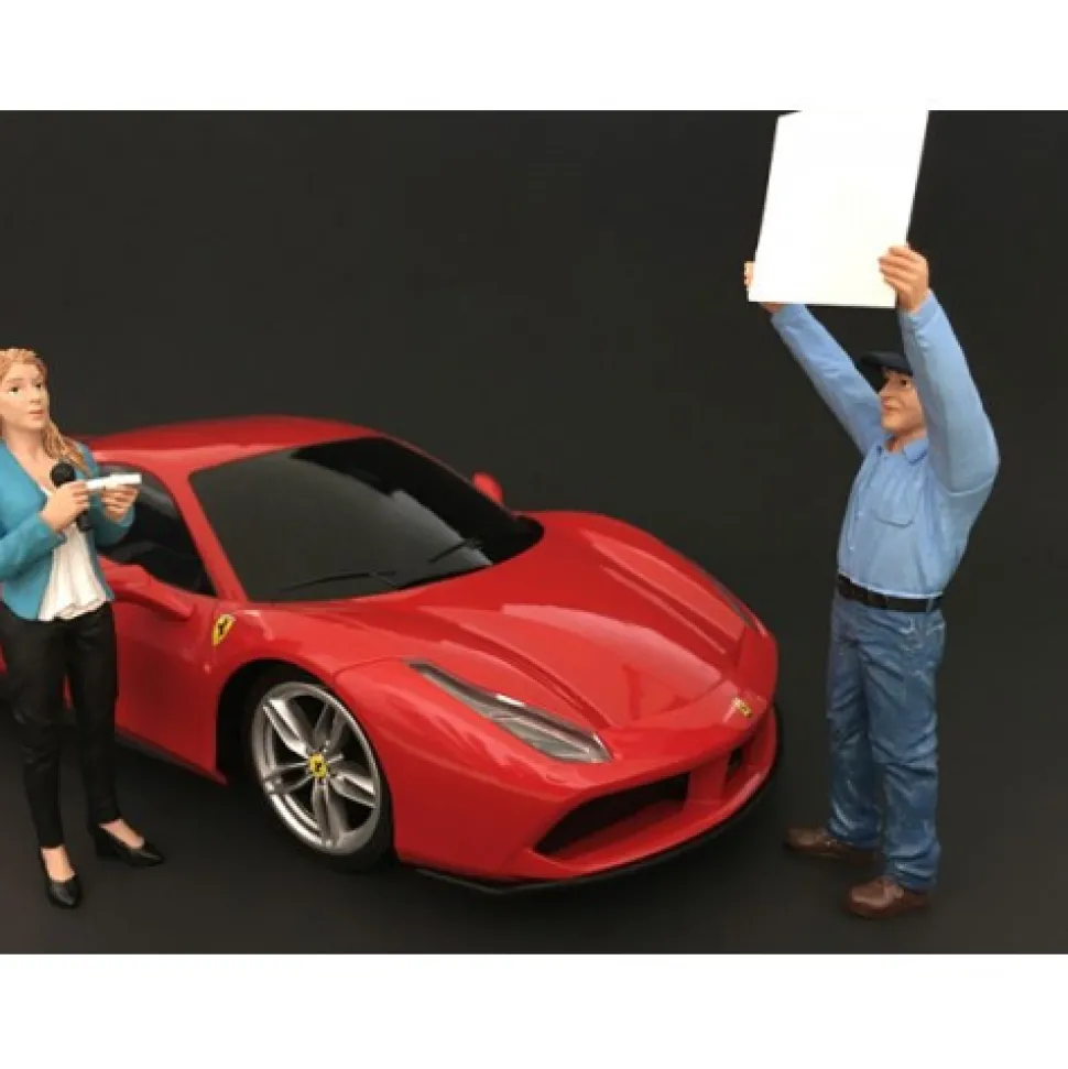 Camera Crew Figure II "Crew Holding Reflector" For 1:18 Scale Models American Diorama 77428