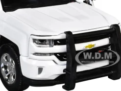 2017 Chevrolet Silverado 1500 LT Z71 Crew Cab Pickup Truck White with Flashing Light Bar and Front and Rear Lights and Sounds 1/27 Diecast Model Car by Motormax