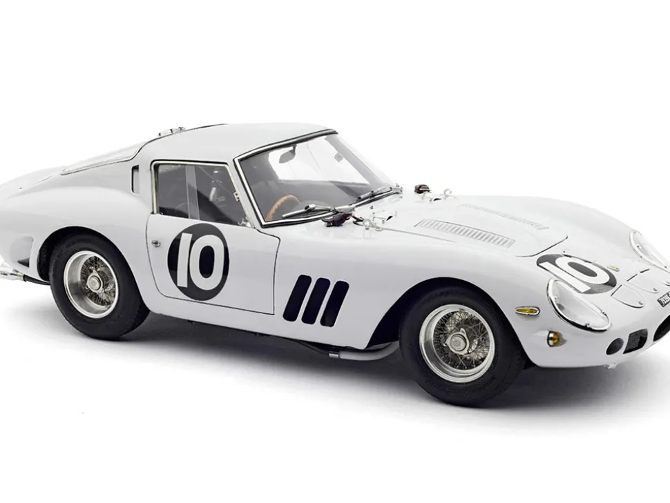 Ferrari 250 GTO #10 Graham Hill 2nd Place "Tourist Trophy - Goodwood" (1962) Limited Edition to 2200 pieces Worldwide 1/18 Diecast Model Car by CMC
