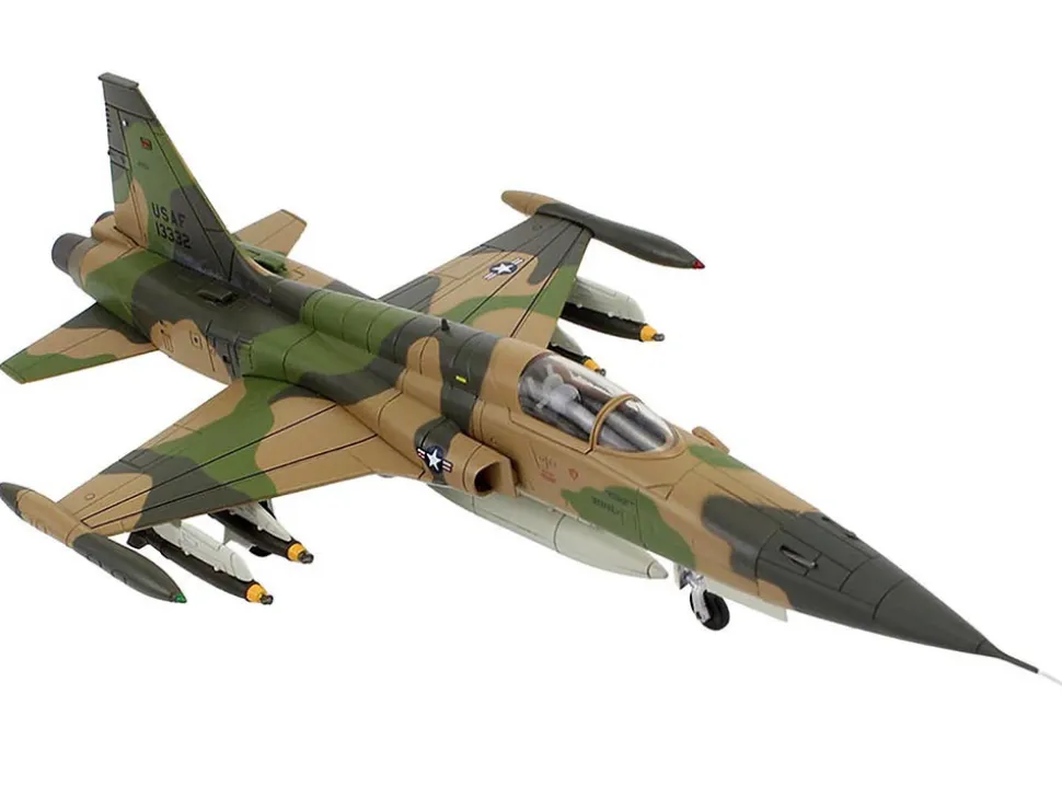 Northrop F-5C Skoshi Tiger Aircraft "64-13332, 10th FCS, Bien Hoa AFB" (1965) United States Air Force "Air Power Series" 1/72 Diecast Model by Hobby Master