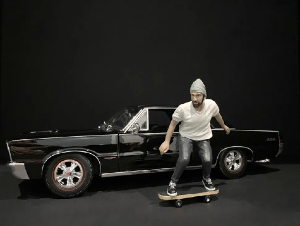 Skateboarder Figurine II for 1/24 Scale Models American Diorama 38341