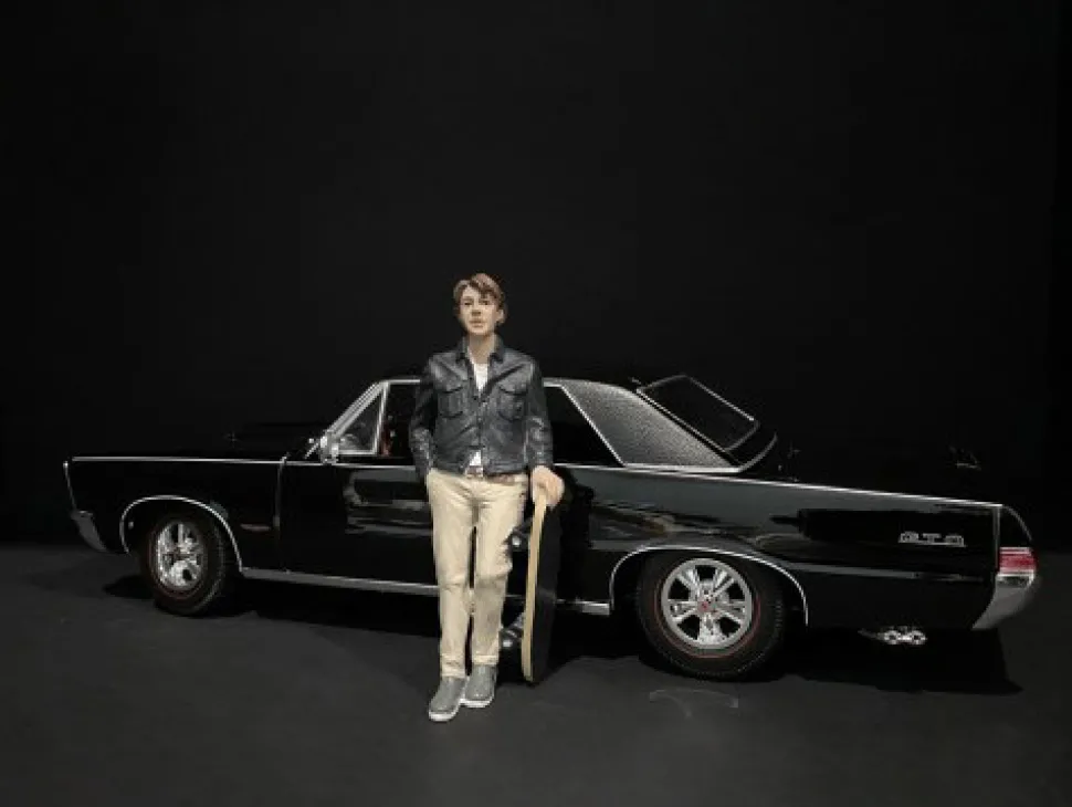 Skateboarder Figurine III for 1/24 Scale Models American Diorama 38342