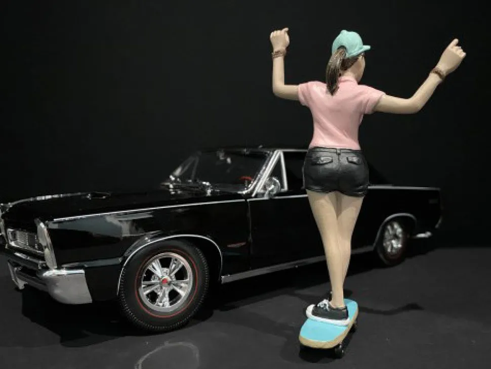Skateboarder Figurine IV for 1/24 Scale Models American Diorama 38343