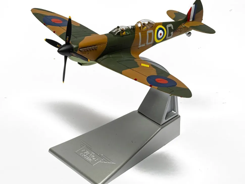 Supermarine Spitfire T.9 Aircraft "SM520, Spitfires.com, Goodwood Aerodrome" British Royal Air Force "The Aviation Archive" Series 1/72 Diecast Model by Corgi